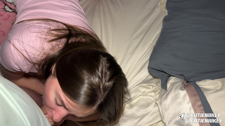 niiikey: Büyük memeli minyon üvey kız kardeş sert sikiliyor