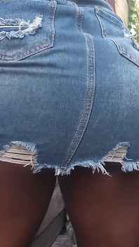 Alla disperata ricerca di un wee in gonna corta che piscia all'aperto