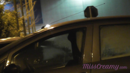 Miss Creamy: Berbagi istriku yang nakal sama orang asing di dalam mobil...