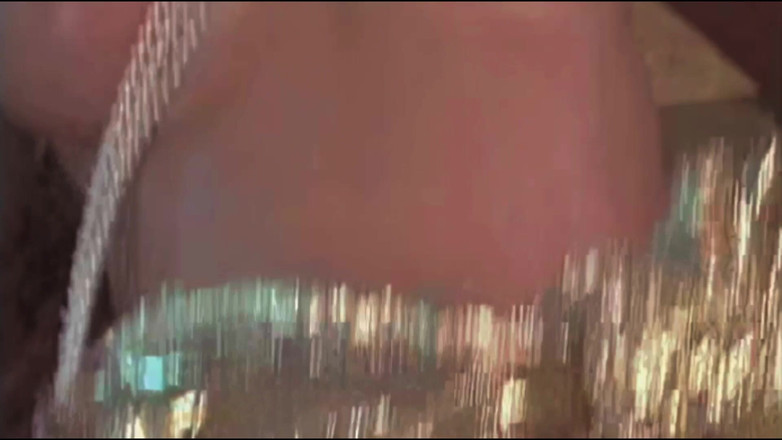 Inthe MILF room: 火辣的东方性爱与美丽的熟女