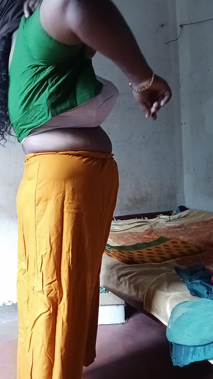 Bedroom: Pentil besar dan pantat besar dalam kinerja video