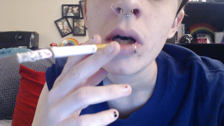 Abby Anna: Dyke ti kouří kouř do obličeje