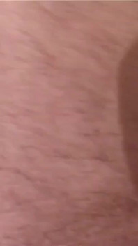 Fantastische junge maskierte MILF wird von einem fetten typen, der mit einem handjob kommt, gefickt