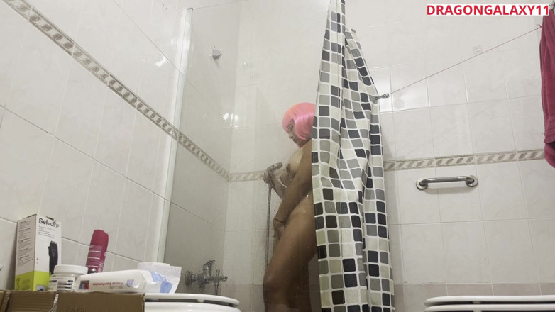 DragonGalaxy11: Babe Showering Gets a Pleasant Surprise