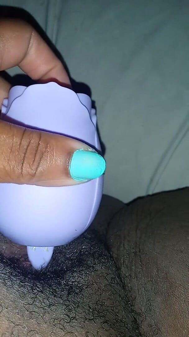 Juicy body goddess: Vibrating my juicy clit
