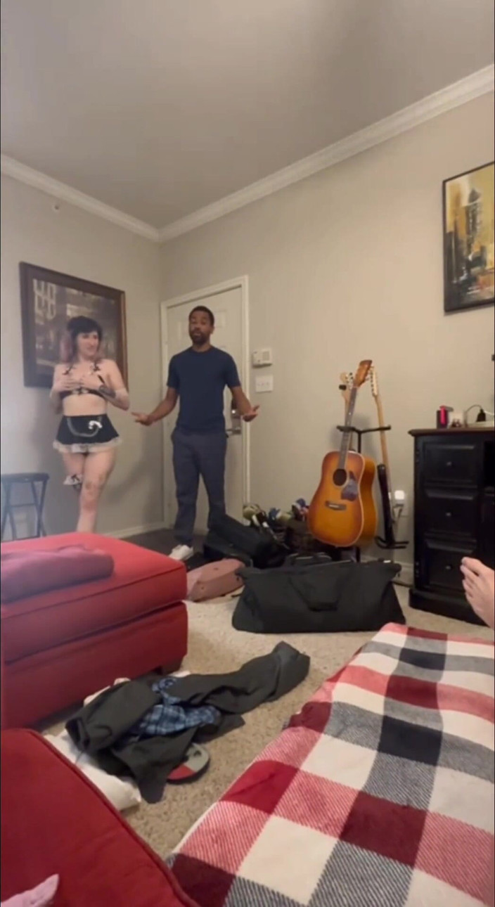 Darrenblazeent: Smutsiga hembiträden rengör bbc &amp;bwc i en sexig fyrkant