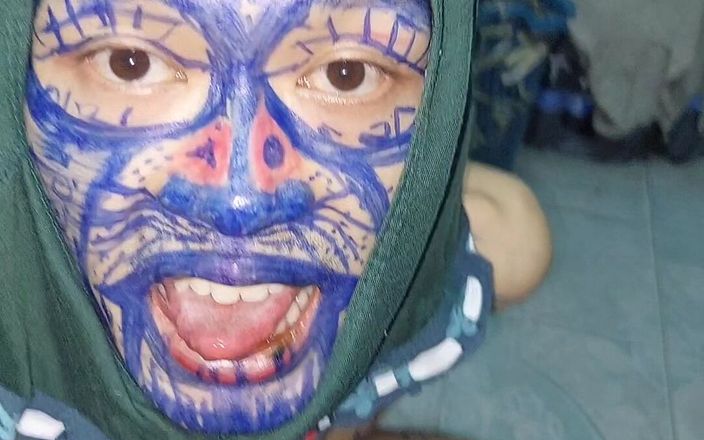Clown likes to play with colors: Ra lệnh cho một nô lệ cởi bỏ quần áo của...