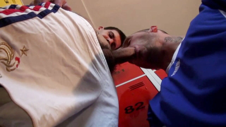 Gaybareback: Băieți sportivi se fut în vestiar