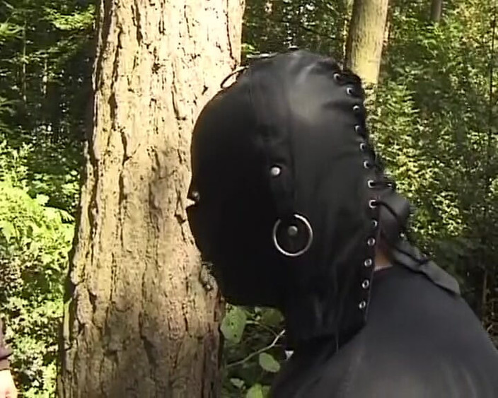 Deutsche Damen: Německá děvka svázaná v lese sexuálním mistrem