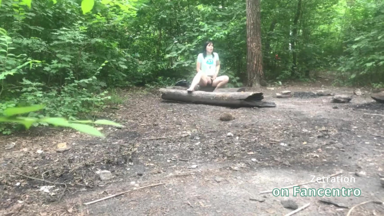 Zetration: Ea își satisface pizda de o mamă sexy brunetă dulce în pădure,...