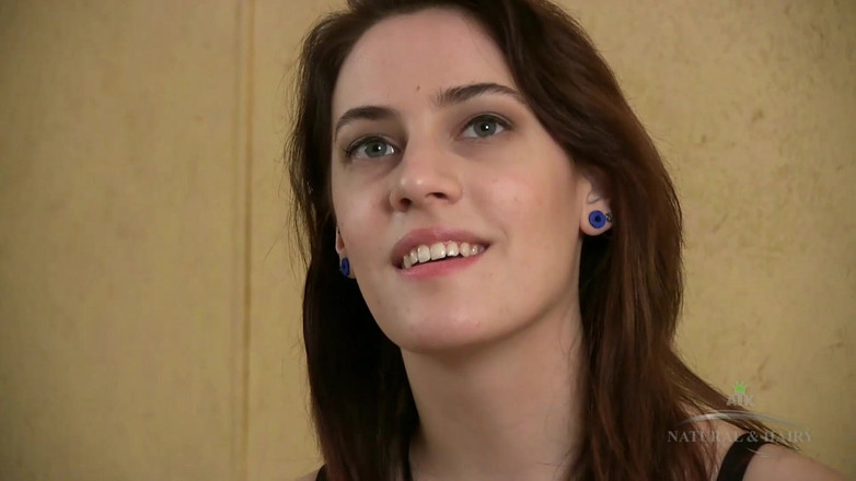 Classic ATK Petites: Jovem Alice dando uma entrevista sexy