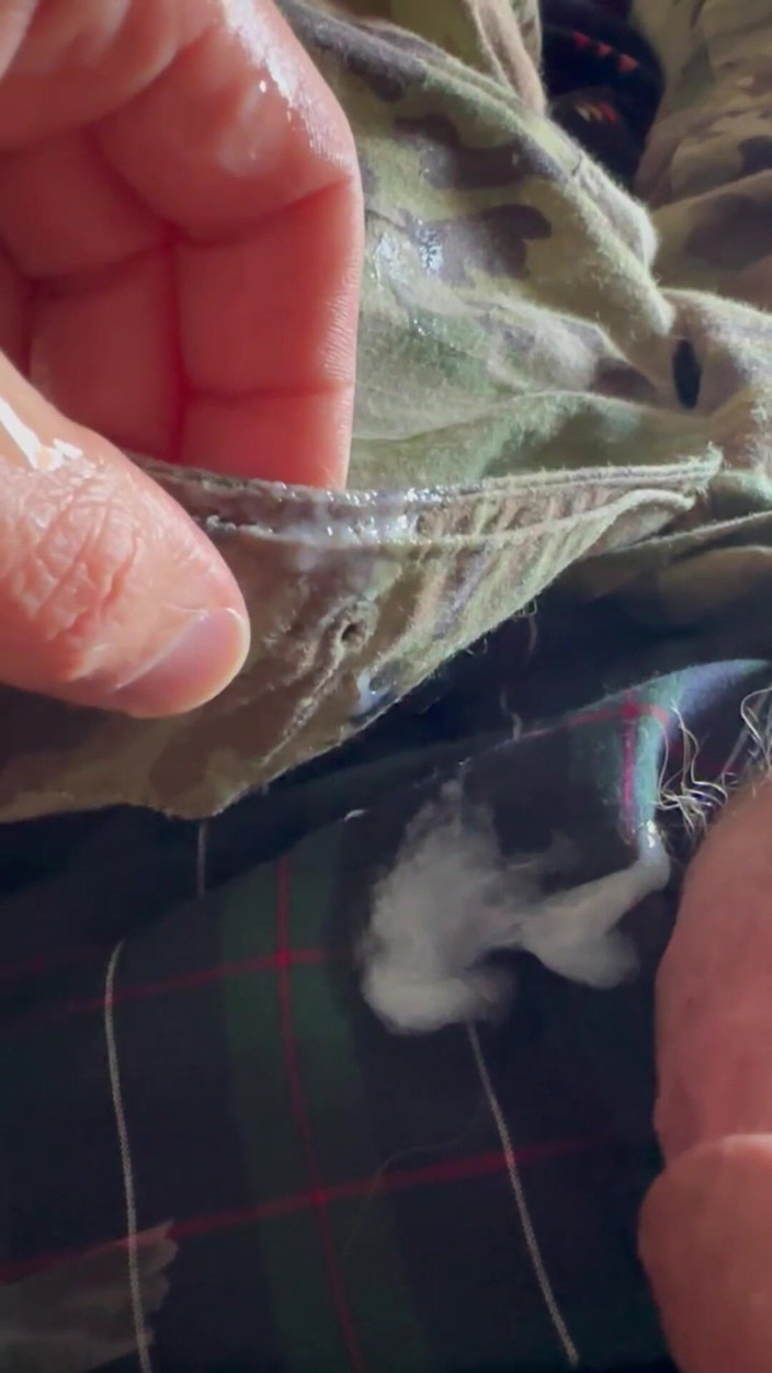 Gay Soldier Stuff: 陸軍兵士が制服の下にチェック柄のボクサーパンツを履いて2回の射精でオナニーします!