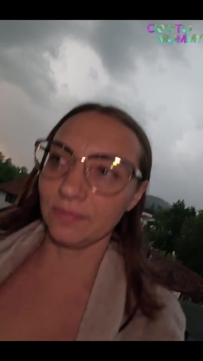 Crypto Mommy: Luangkan setiap hari dengan pelacur siber!