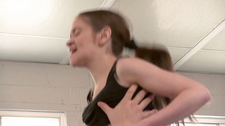 Lethal Teens: 温泉は十代砲撃によって大きな男にジム