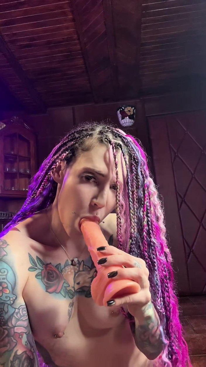 Roxy Rain: 嘴唇之间的玩具