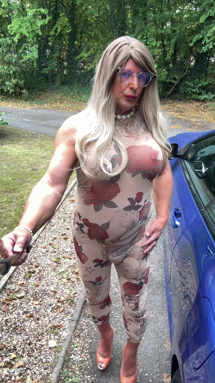 Kellycd2022: Sexy transvestã¤t kellycd2022 in sexy Floral Durchsichten durch Catsuit und...