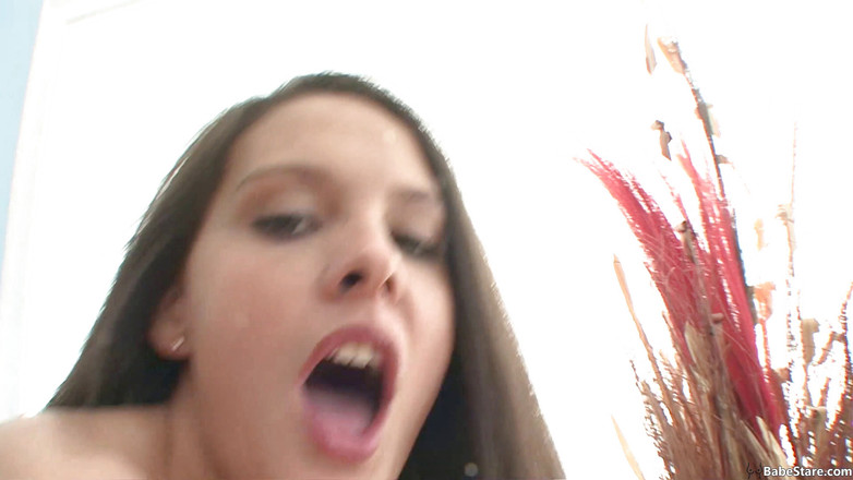 Babe Stare: College flicka vill bara ha någon på en sextid