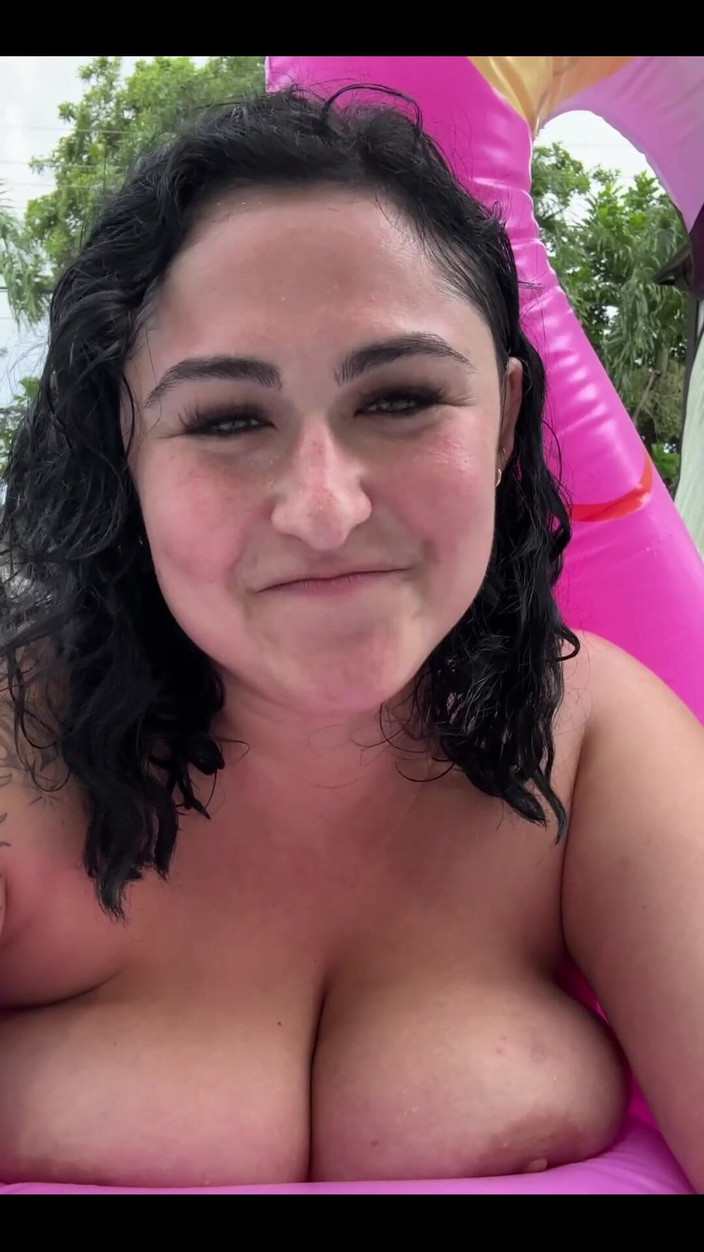 Josie Jaxxon: История время у бассейна!