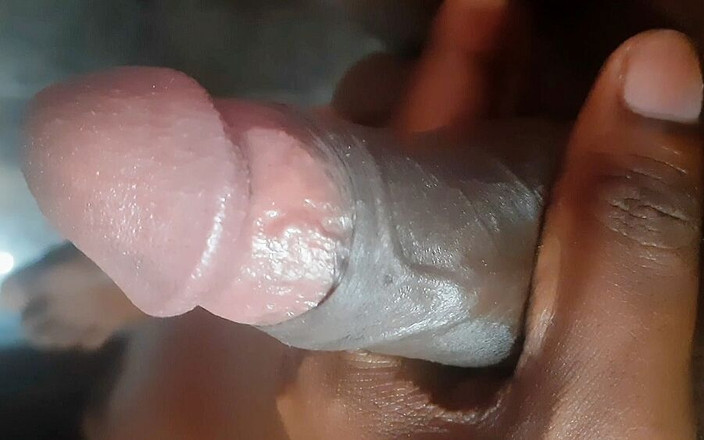 Lubina45: 一个南亚年轻人在他的住所里自慰