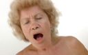 Mature Climax: बूढ़ी औरत छोटे मर्द को खुश कर रही है