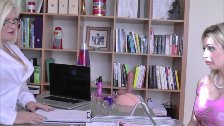 Older Women Club: Secretaresse Lacey Starr vindt het heerlijk om haar klanten te...