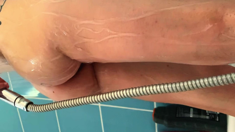 Bellaxxxx: Peeping on Neighbor Wife Showering and Shaving Her Holes