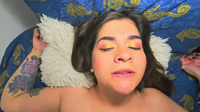 Alexapink: Uwodzę mojego ojczyma moją ogromną dupą