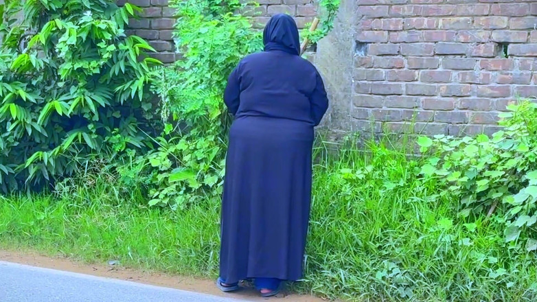 Aria Mia: 호텔 침대에서 길에서 온 후 발정난 아랍 핫한 새엄마와 그녀의 큰 엉덩이를 보고 핸잡을 시작해