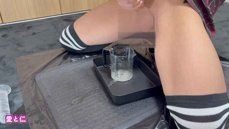 JAPAN FEMDOM: 女装，大量射精到量杯里