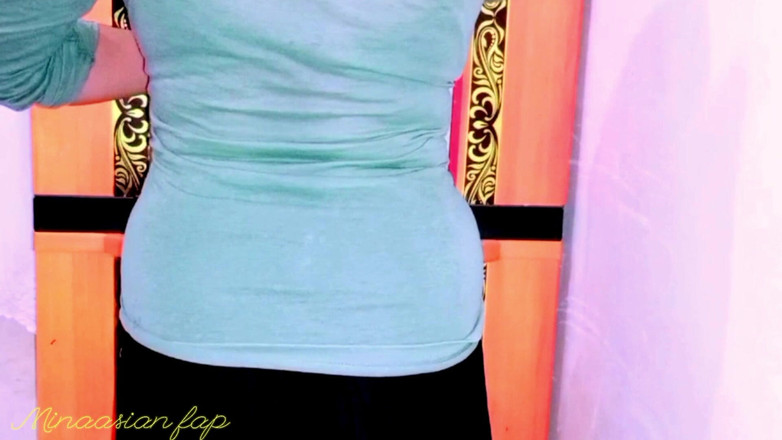 Wulan indah: A hot Ustadzah piace apparentemente i grossi per renderla soddisfatta