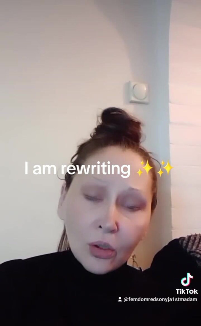 Dominatrix Redsonyja: Hanya Make up on Next Photo. Hanya Pelukan Pada Foto...