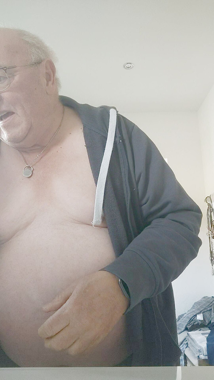 Karlchengeil: Mencukur dan kemudian memukul payudara besarku dan keluar puting dan...