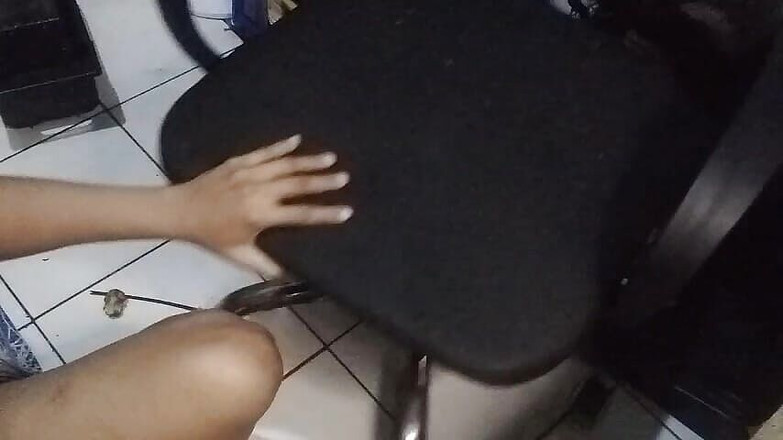 Lian Kulla: 9 měsíců těhotná manželka souseda požádá o vložení prstu