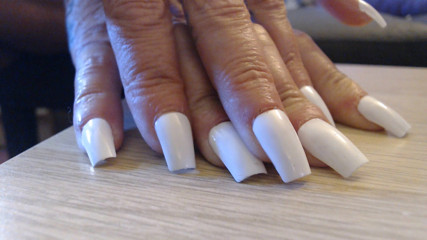 Abby Anna: Batendo batendo nas unhas brancas