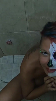 Lavando a pintura facial do Halloween com xixi e porra na boca