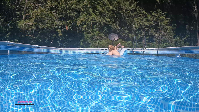 Destination Kat: 隣人が僕の泳ぎを見ている