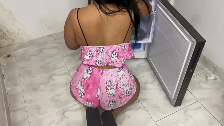 MiaSaintLove: Królewska siostra z kamerą domową szuka owoców