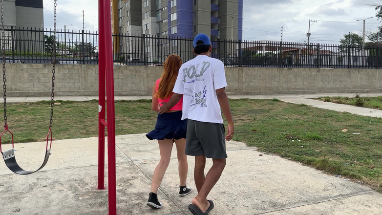 LILY_PUP: Me encuentro con un extraño aburrida en el parque, la...