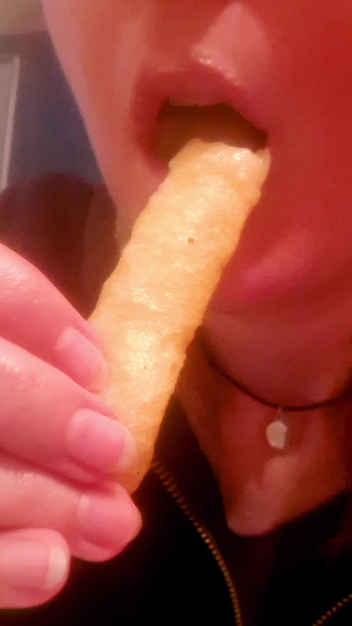 Ana Liz: Perverzní dívka saje brambory