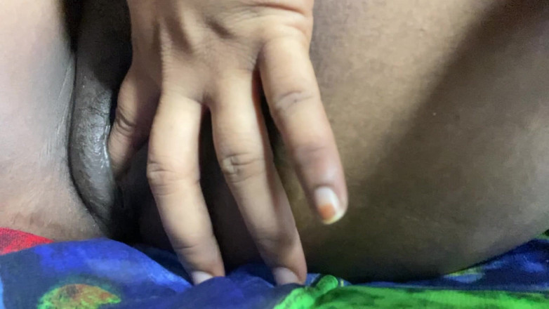 Angoori: Hintli kız göğüslerini gösteriyor ve amını parmaklıyor