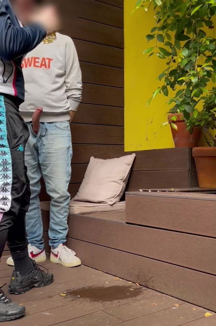 AmateurBoysPissing: 2 jungs versuchen, in ein glas zu pinkeln