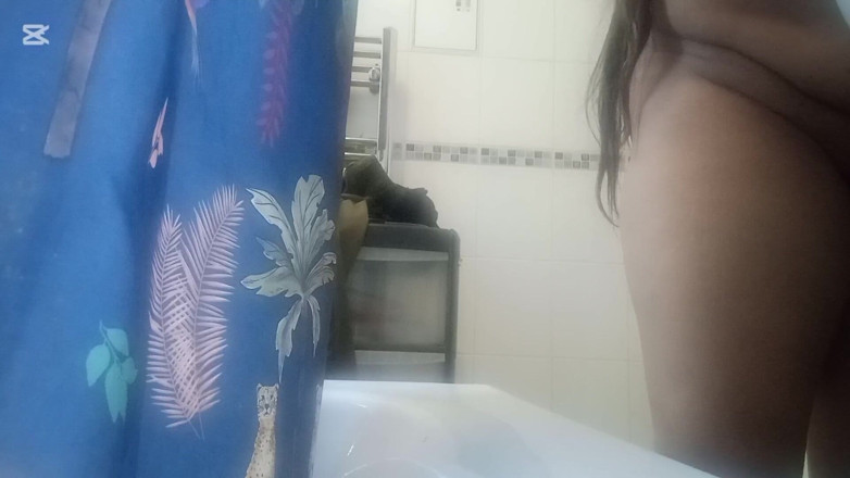 Randi Bhabi: Sozinho em casa no banheiro curtindo a buceta