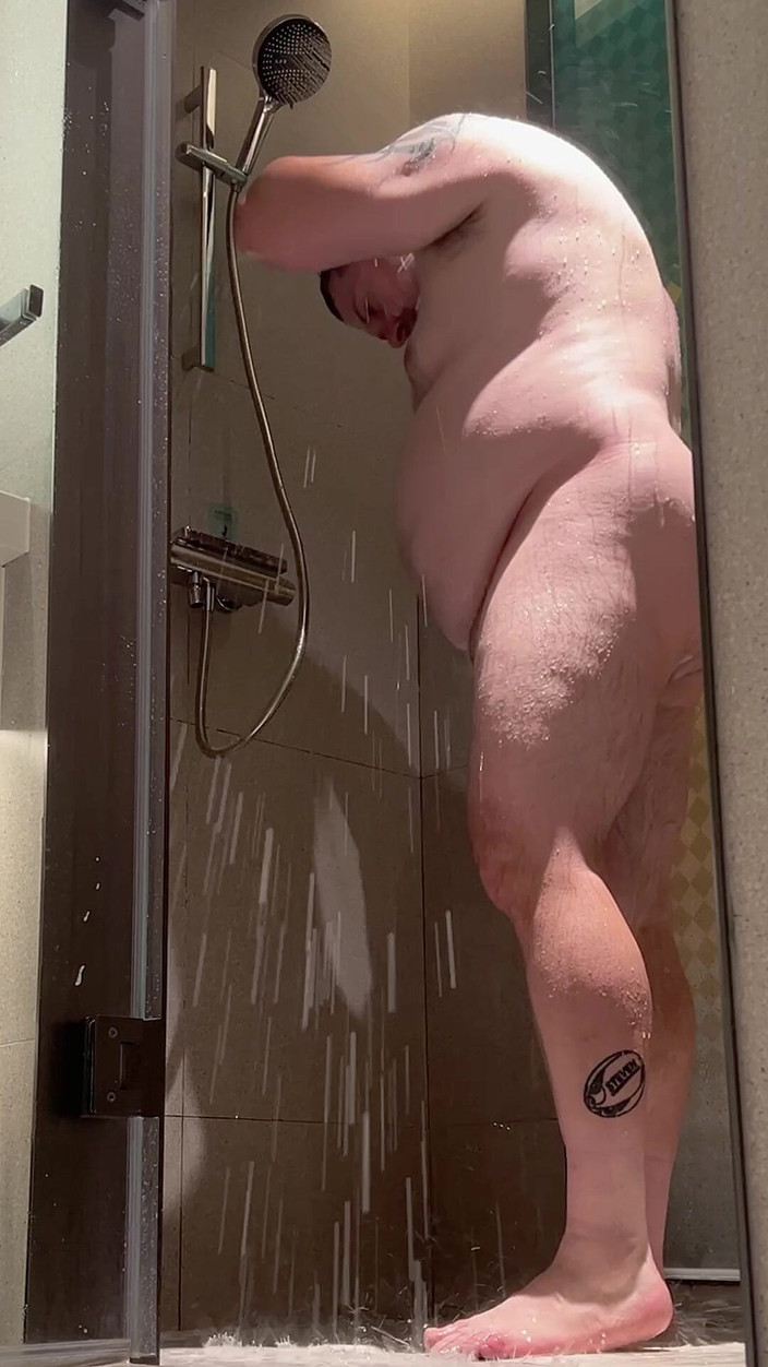 uktattooedchub74: Cowok gemuk lagi asik mandi