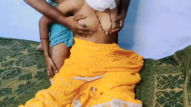 Desihotcouple: Indiancă Desi Bhabhi în sari galben futându-se