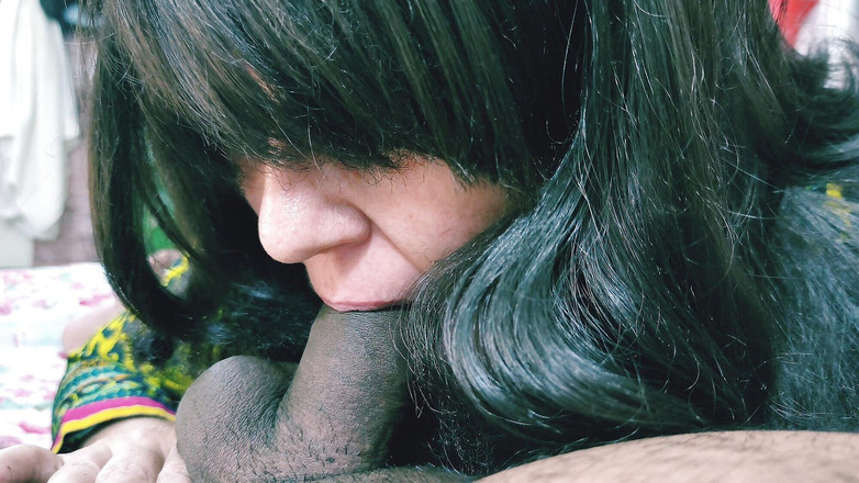 Bolly Karma: 辣妈与大黑鸡巴男人的放荡性爱场景