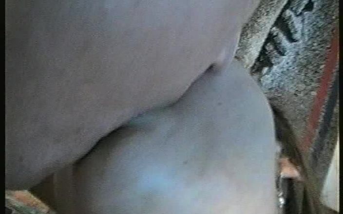 Dirty old moviez: 奇妙な男は、彼女が彼女の体を見せることができるかどうか、そして彼がただ見る以上のことができるかどうかを女性に尋ねます!