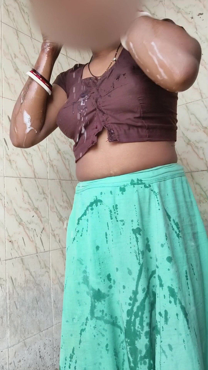 RoboticApple28: Simran india bañándose prensa de tetas al aire libre y...