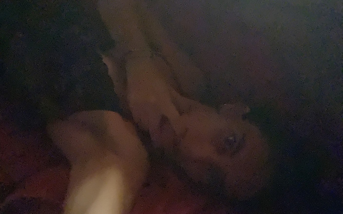 QueenSavage85: Attachée et bâillonnée