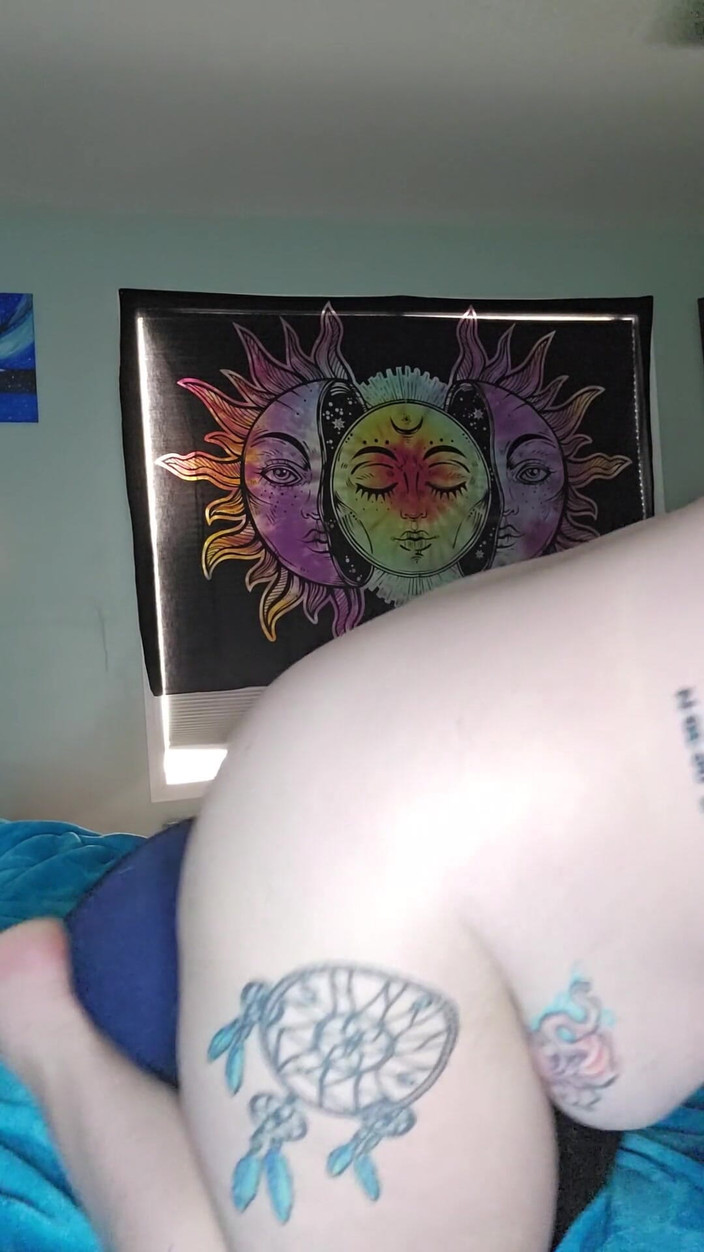 Jenn_sexxii: 吮吸和操我的枕头假阳具