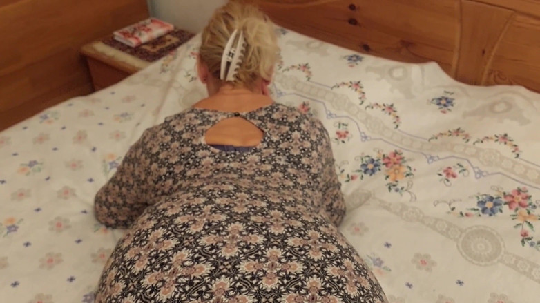 Selena701: Amateur, blonde reife ehefrau genießt sex mit halb bekleideter